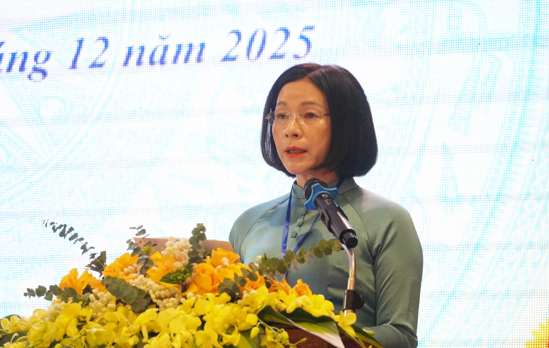 Bà Nguyễn Thị Lê Na, Chủ tịch Hội VHNT tỉnh Quảng Trị khóa I, nhiệm kỳ 2025-2030 phát biểu nhận nhiệm vụ tại Đại hội - Ảnh: X.P